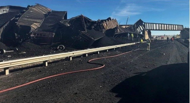 В Колорадо рухнул мост, когда по нему двигался состав с углем, а под ним проезжал большегруз