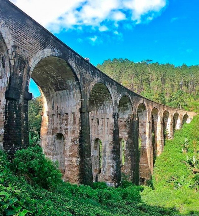 В Шри-Ланке упал в пропасть автобус