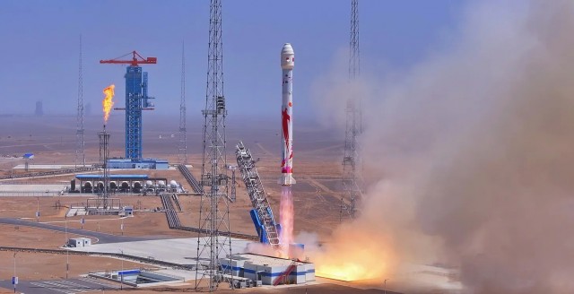 Верхняя ступень китайской ракеты Zhuque-2E,  разрушилась на орбите на сотни обломков.
