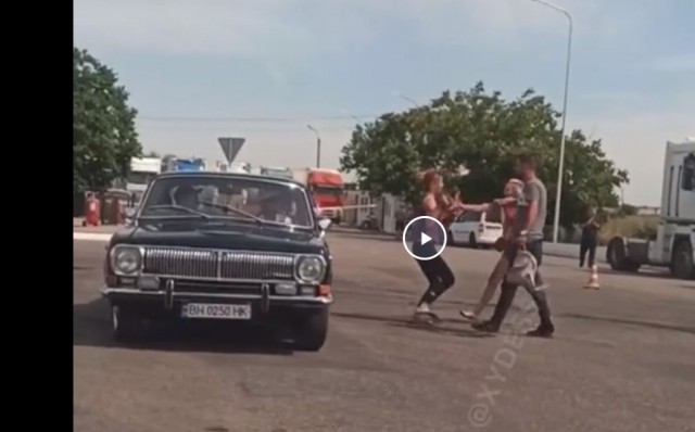 Плечевые не поделили турка на трассе