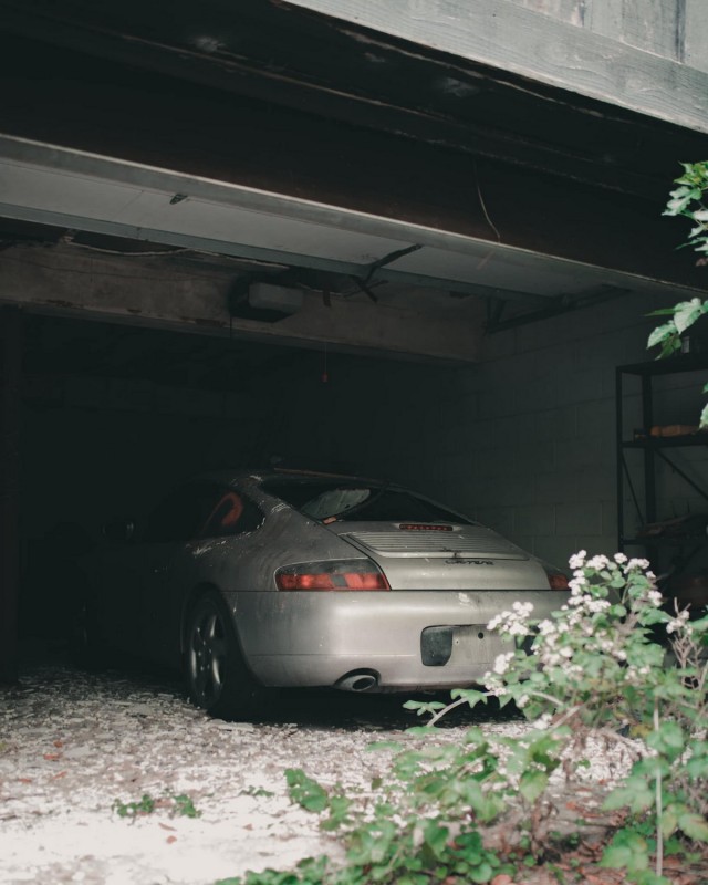 Жутковатый заброшенный дом с припаркованным БМВ и Порше в гараже
