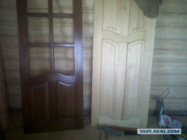 Деревянное дверное полотно дёшево и сердито.