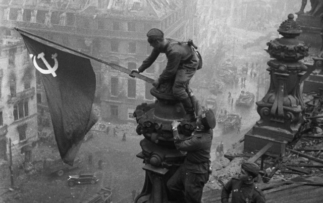 Легендарное фото «Знамя над Рейхстагом» воссоздал житель Хабаровска во время шествия «Бессмертного полка».