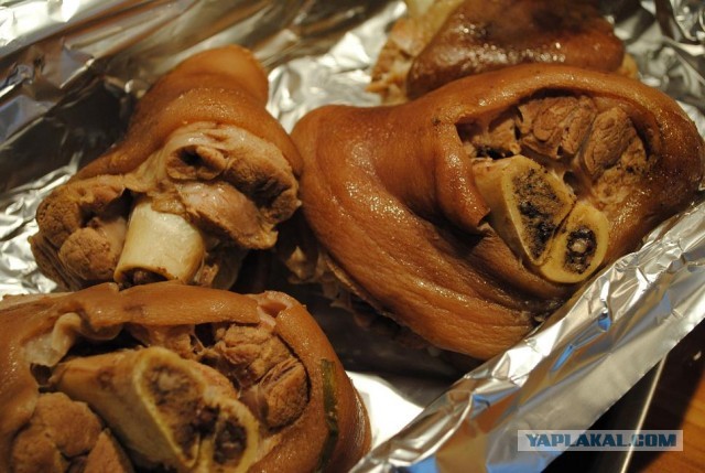 Айсбайн с ананасовой капустой.