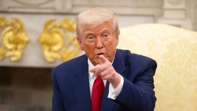 Китайский танкер под санкциями США прошёл через Ормузский пролив, несмотря на блокаду, которую накануне ввёл Трамп, — СМИ.