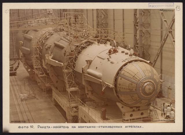 Рассекреченные оригиналы фотографий советской ракетной системы Н1-Л3 с описанием.