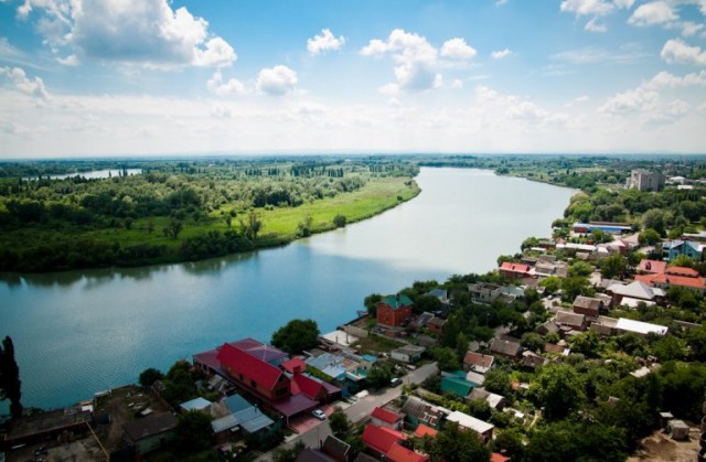 Устанавливал человеку спутниковую тарелку на балкон, вот такой там вид из квартиры