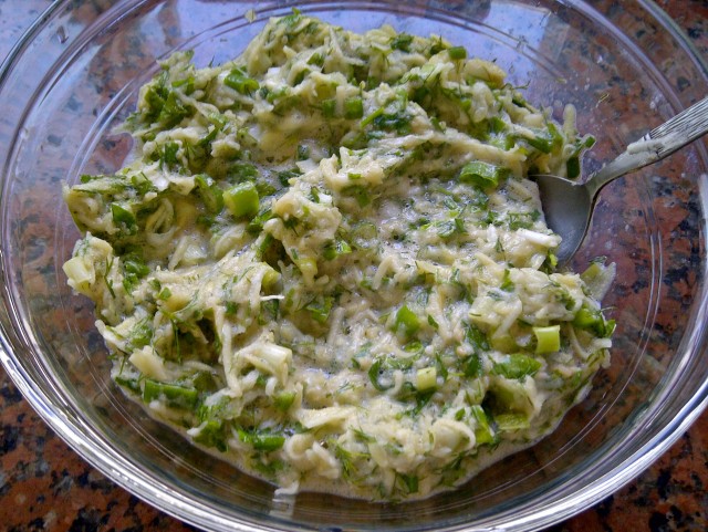 Пикантный салат из кабачков.