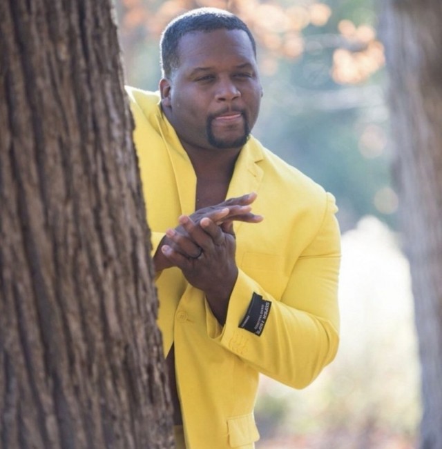 На пляжах Анапы закончились не только лежачие, но и сидячие места. Загорать там можно только стоя