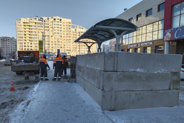 В Белгороде развалились укрепления из мешков с песком, которыми обложили остановки