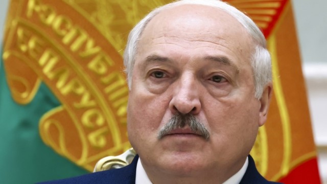 Лукашенко: Беларусь живет в очень тяжелый период, вопрос "или - или"