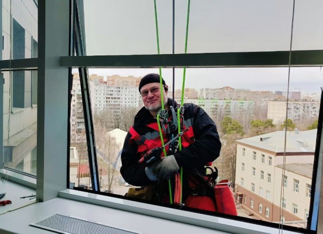 В Китае рабочих подвесили на стройке в наказание за нарушение техники безопасности