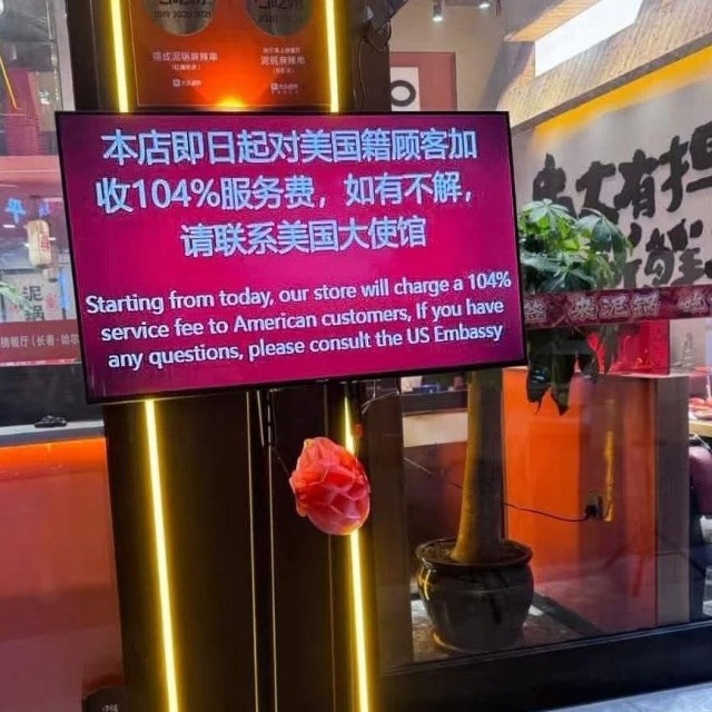 Типа "Обама Чмо" и " Байдену вход воспрещён".