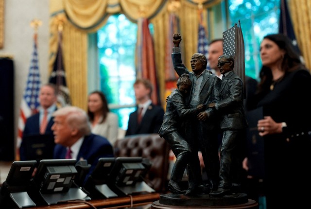 Трамп поставил в Овальном кабинете статуэтку со сценой покушения на него в 2024 году.