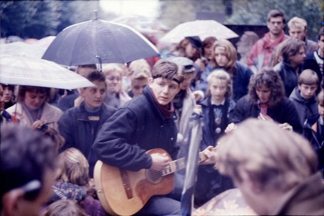 Ровно 35 лет назад.
40 дней с момента гибели Виктора Цоя.