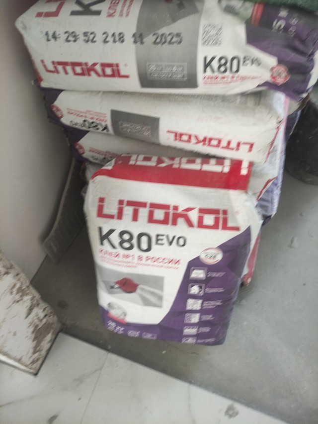 Заказчик нанял недорогого плиточника и что из этого получилось.