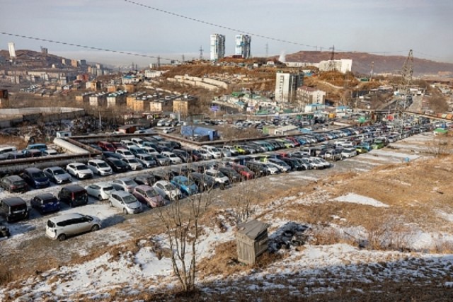 Владивосток, Морской порт и полное отсутствие привезённых из Японии или Кореи автомобилей.