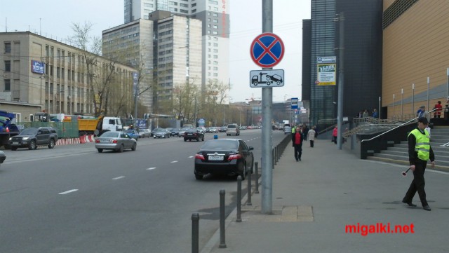 Стоят две машины на парковке...Ничего не смутило?
