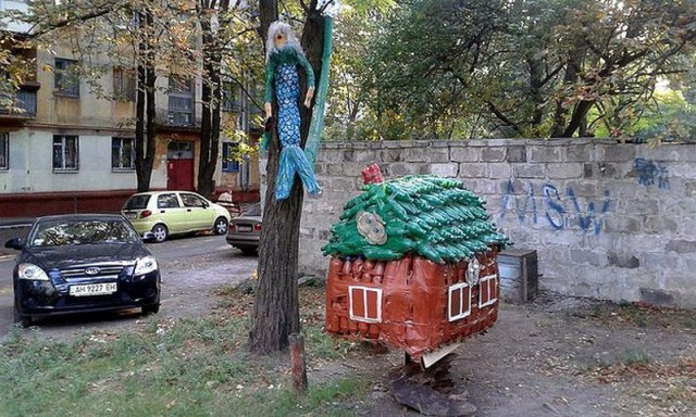 18 странных скульптур на детских площадках, которые невозможно забыть
