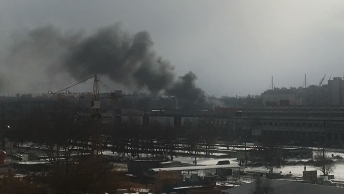 В Петербурге полыхает здание автосалона "Рольф" на улице Савушкина