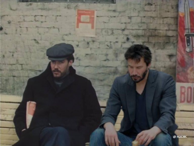 В сети выкладывают фотографии, на которых самый искренний актер Голливуда делает забавные вещи