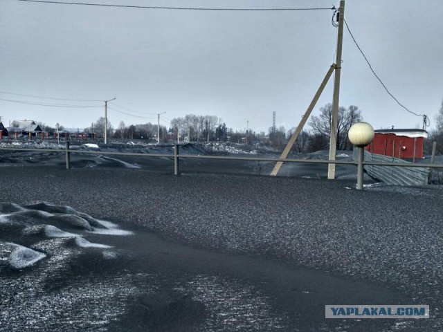 В Кузбассе на площади небольшого города снежные горки покрасили белой краской, чтобы они не были черными от угля