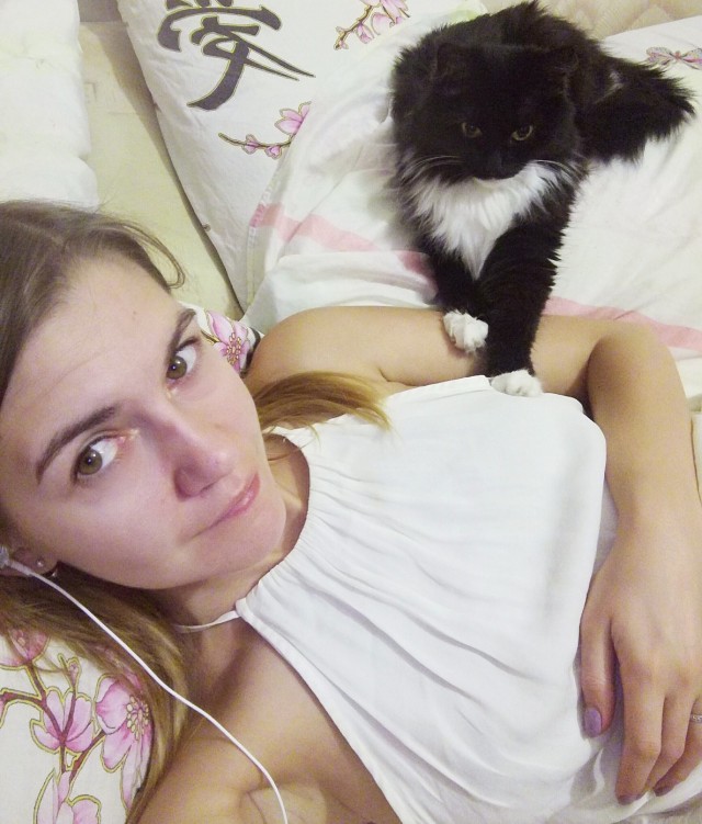 Красивые девушки с котиками