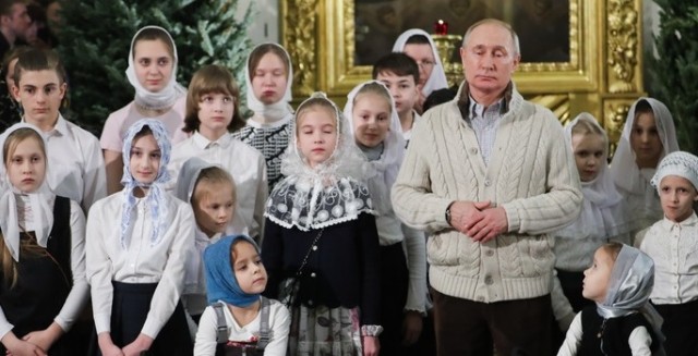 Президент РФ назвал моральными уродами тех, кто выступает против господдержки семей с детьми