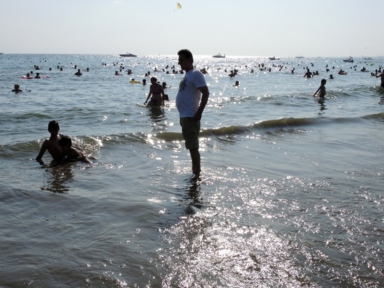 Дорвались... Приехавшие в Сочи туристы перестали помещаться на пляжах