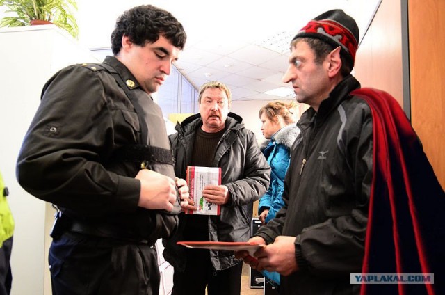 Фотожаба: Приставы и страховщики.