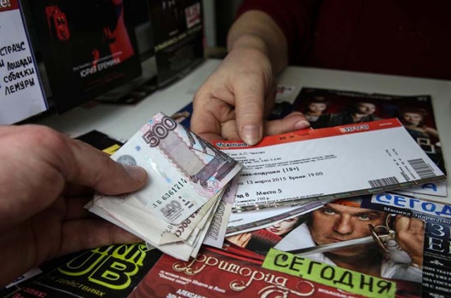 Из-за введения QR-кодов в Омске начали массово сдавать билеты в театры