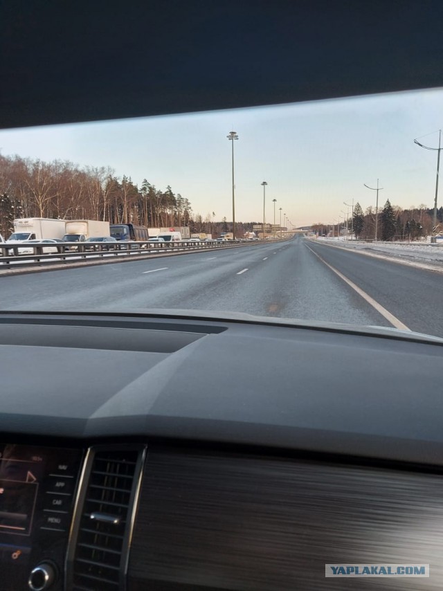 На 37 километре Киевского шоссе в сторону Москвы горит грузовик, который перевозит сжиженный газ