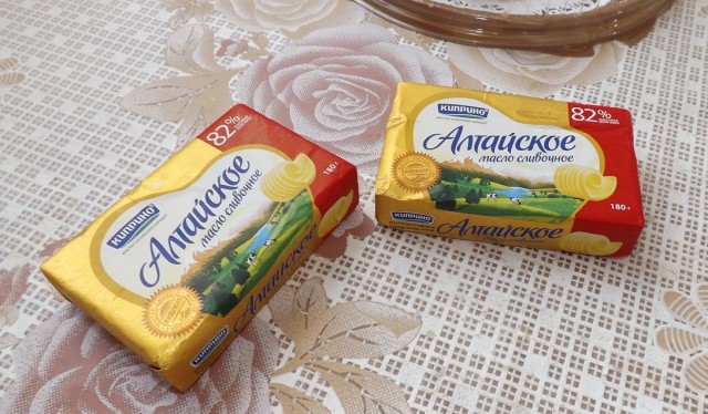 На фото - тысяча рублей