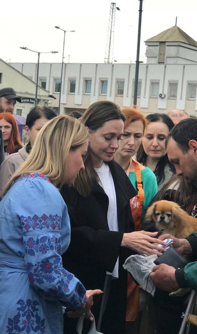 Ничего необычного, просто Анджелина Джоли пришла в кофейню во Львове