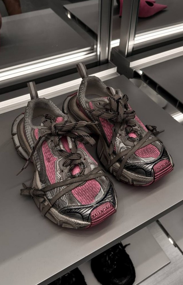 А теперь к новостями из мира моды: Balenciaga запустила в продажу драные дачные шмотки твоего деда