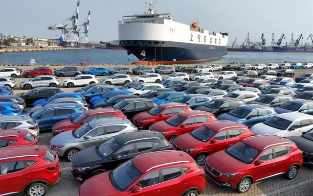 Поставки легковых автомобилей из Китая в Россию в 2025 году упали почти вдвое