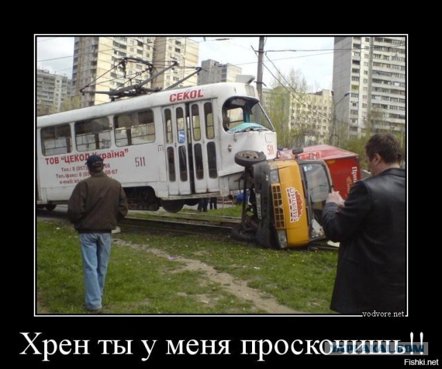 В Чувашии автоледи проигнорировала запрещающий сигнал светофора и вылетела на пути, где в этот момент ехал локомотив