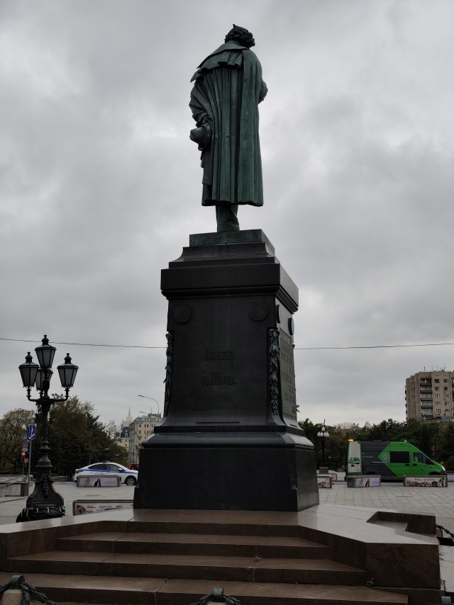 Шляюсь по Москве (мрачное утро).