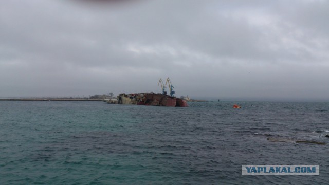 Российские военные затопили корабль в Крыму