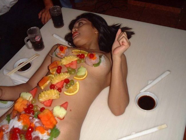 Голые фрукты 18+