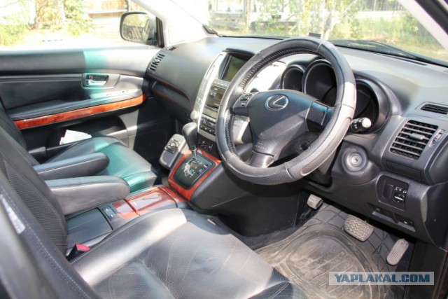 Дама на Lexus валит  на  очевидный красный свет...