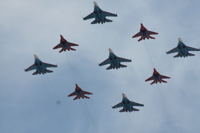 Стальная мощь в воздухе над головой
