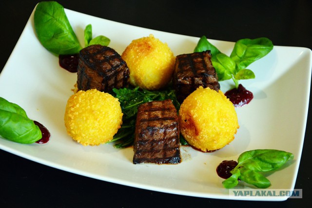 Мясо в кубе и картофельные шары