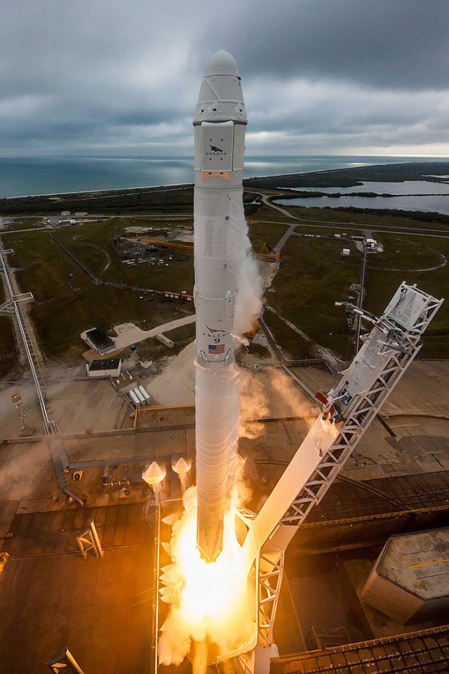 Запуск Falcon 9 FT с грузовым кораблем Dragon к МКС