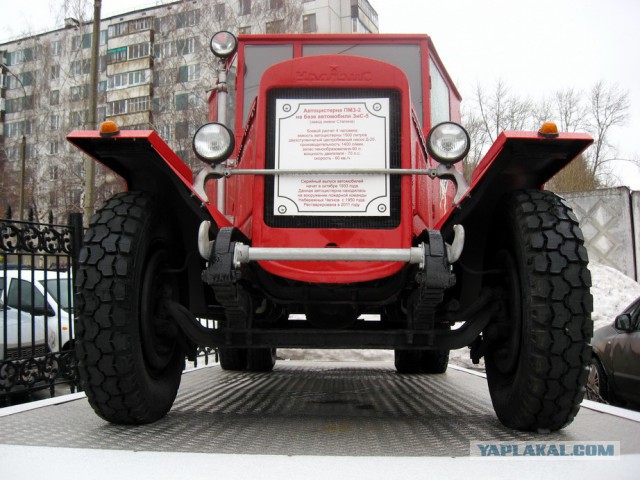 Автомобили на постаменте