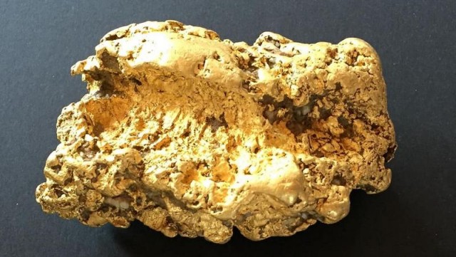 Пенсионер нашел массивный 2-килограммовый золотой самородок стоимостью $160 000