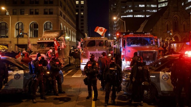 Протесты дальнобойщиков в Канаде. В парализованной столице ввели чрезвычайное положение