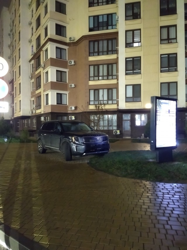Поставил машину на пешеходной дорожке...
