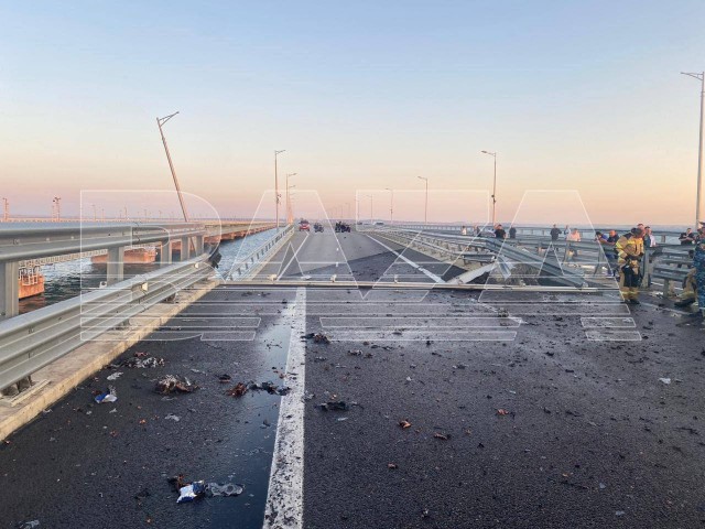 Движение на Крымском мосту остановили из-за ЧП