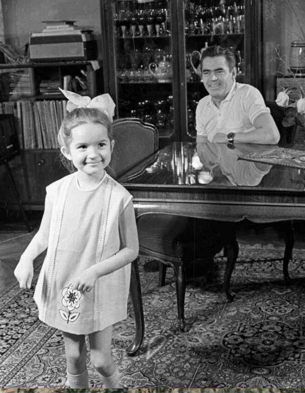 Счастливые папы: 25 атмосферных фотоснимков советских знаменитостей со своими детьми